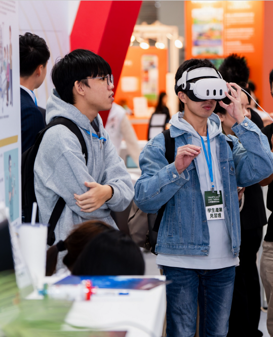 學生在展場體驗 VR 醫療科技